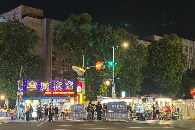 2-hr Ningxia Night Market Walking Private Tour with a Tour Guide - Meeting at Shuanglian MRT Station