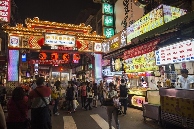 2-hr Raohe Night Market Walking Private Tour with a Tour Guide - Meeting at Songshan MRT and entering Raohe