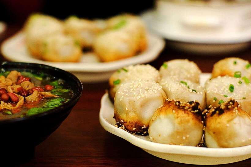 3-Hour Shanghai Street Food Tasting & Old Town Private Tour - Entering the Old Town bazaar