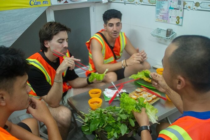 3 Hours Cycling Street Food Night Ride in Ho Chi Minh City - What the guides add to the food stops
