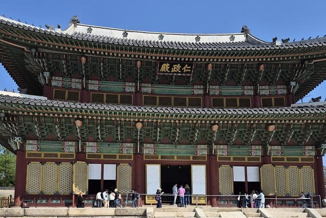 4 Hours UNESCO Palace and Street Food Tour in Seoul - Two hours inside Changdeokgung Palace