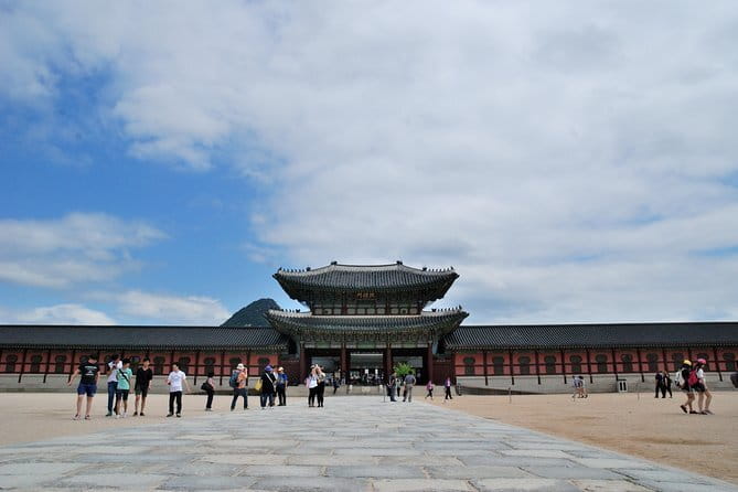 4 Hours UNESCO Palace and Street Food Tour in Seoul - The walk through Jongno 4-ga