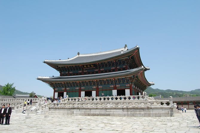 4 Hours UNESCO Palace and Street Food Tour in Seoul - A brief look at Cheonggyecheon Stream