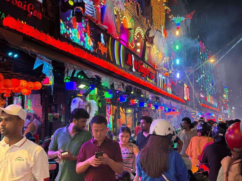 Acoustics Live Music And Saigon Night Life Street Food Tour - Acoustic music from 8 to 10 p.m.