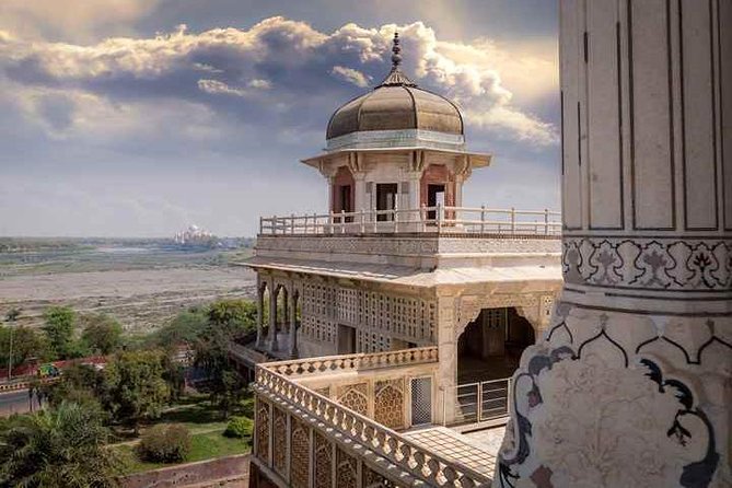 Agra: Street Food and Walk Tour with Spice Market by Tuk-Tuk - Kinari Bazaar: jewelry, textiles, and shopping pressure