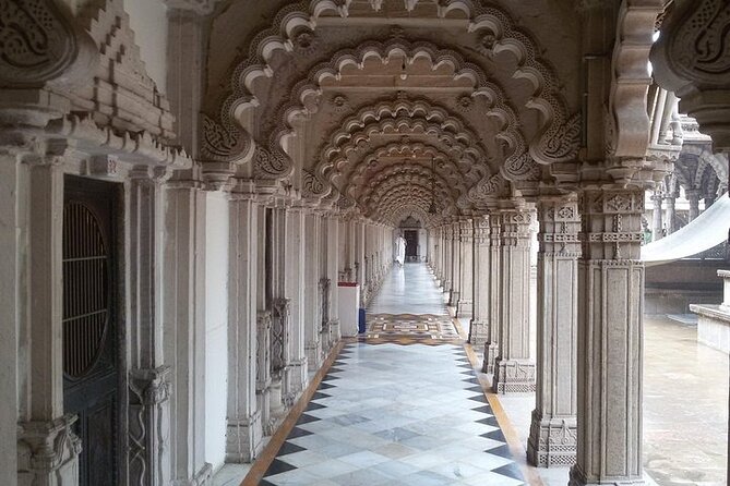 Ahmedabad Private City Tour Including Local Night Market - Hutheesing Jain Temple’s careful ornament