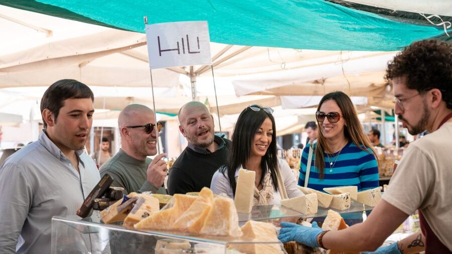 Athens: Street Food Tour Market & City Centre - The guides and the value of a small group