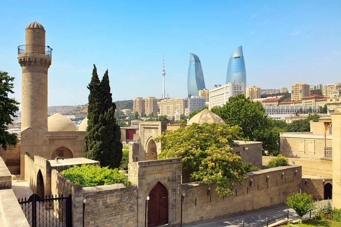 BAKU WALKING tour with the best STREET FOOD and DRINK tasting - The local street food stop