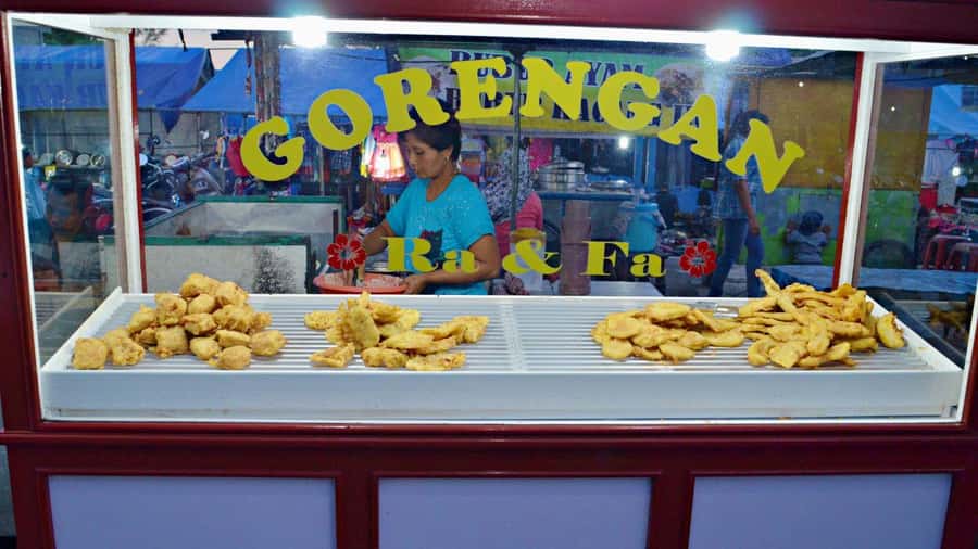 Bali - Ubud Night Market Food Tour - Starting with Balinese cakes and snacks