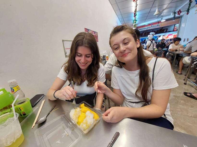 Bangkok: Chinatown Food Tour with Michelin Food Stalls - Guides make the difference