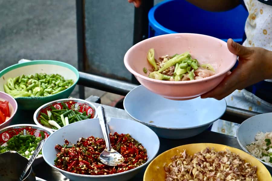 Bangkok: Chinatown Street Food Tour with 8+ Local Dishes - Desserts arrive during the Chinatown walk