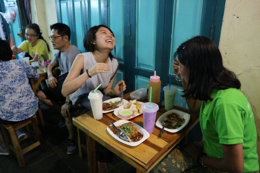 Bangkok: E-Scooter Night Tour with Local Street Food - Wat Pho, the Grand Palace, and the Giant Swing