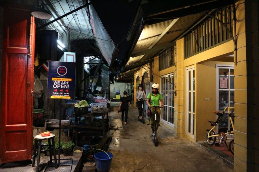 Bangkok: E-Scooter Night Tour with Local Street Food - Safety, traffic, and comfort on the scooter