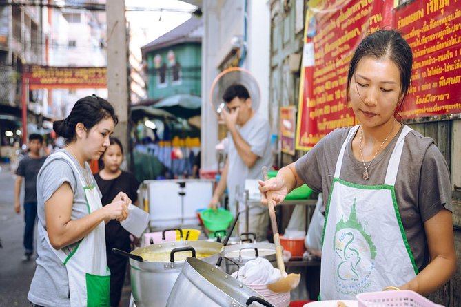 Bangkok Hidden Gems: Talad Noi, Chinatown & Street Food Tour - Tasting turnip cake, chwee kueh, and duck noodles