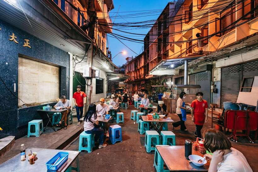 Bangkok: Michelin Guide Street Food Tour by Tuk Tuk - A quick look at Bangkok beyond the food