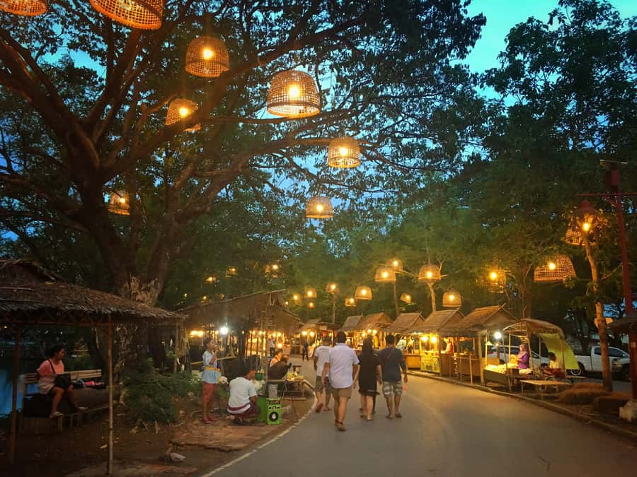 Bangkok: Private Trip to Ayutthaya Temples & Night Market - A local night market ends the day