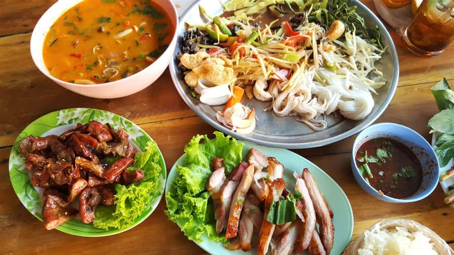 Bangkok: Street Art and Street Food Walking Tour - Street art between temples and small communities