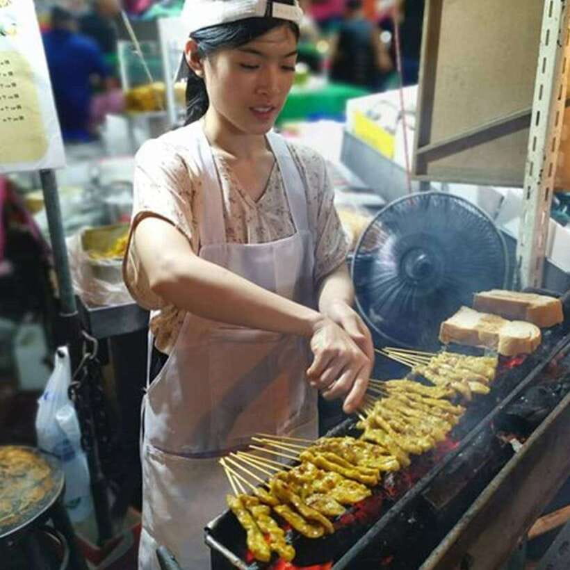 Bangkok: Street Food Tasting Tour at Night - Stop two: savory dumplings and small bites
