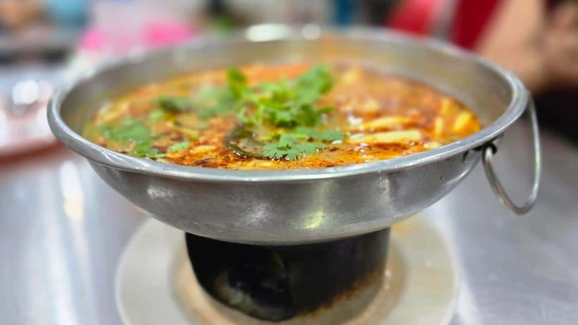 Bangkok: Street Food Tasting Tour at Night - Stop three: a popular Thai-Chinese best seller
