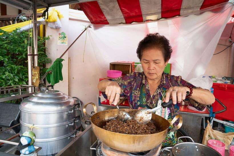 Bangkok: Talad Noi Hidden Gems & Street Food Adventure - Why Talad Noi is a smart place to eat and walk