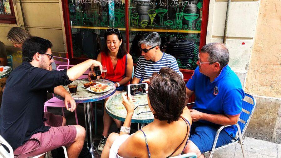 Barcelona: Street Food & Sightseeing Tour with Local Market - From La Rambla into the Gothic Quarter