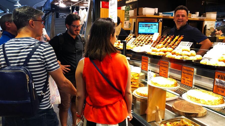 Barcelona: Street Food & Sightseeing Tour with Local Market - Dietary limits and comfort concerns