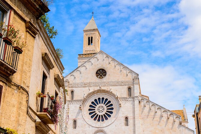 Bari: Street Food Walking Tour with a Local Guide - Piazza Mercantile and the old-town walk