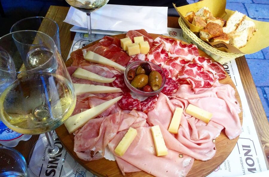 Bologna: Small Group Food market Walking Tour with Tasting - San Petronio and the city’s public face