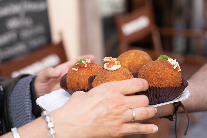 Catania Sicilian Street Food Tour: Small Group by Do Eat Better - Meeting the guide at the elephant fountain