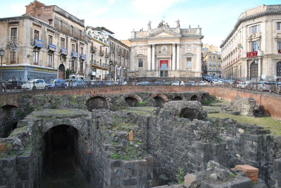 Catania: Underground and Street Food Walking Tour - A food break at Piazza Carlo Alberto