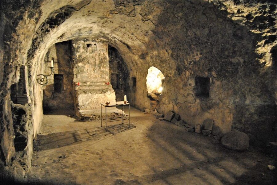 Catania: Underground and Street Food Walking Tour - What the guides add to the experience