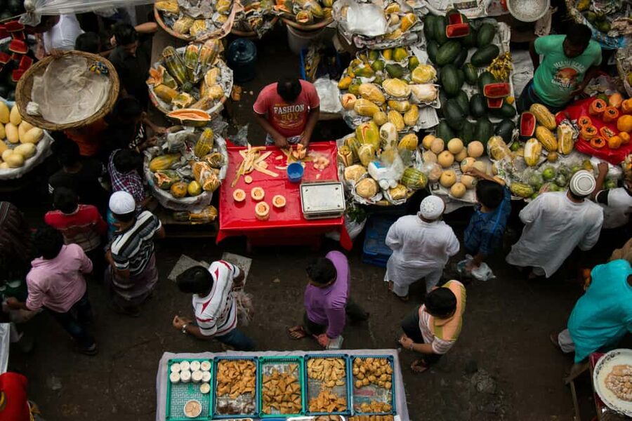 Cebu: Street Food Tour with Local Guide - Carbon Market: the best place to watch Cebu shop