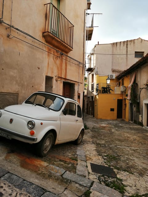 Cefalù: Street Food Tour with Tastings - Café tastings and the question of pace