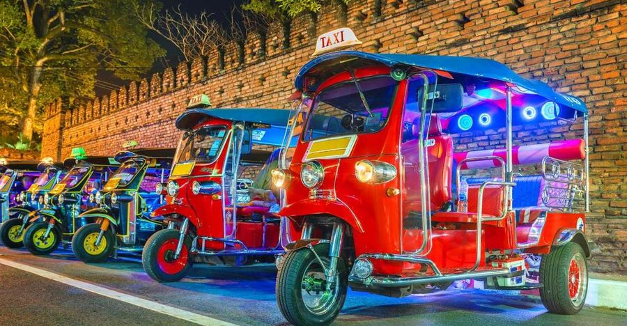 Chiang Mai: Temples and Street Food Night Tour by Tuk Tuk - Wat Phra Singh and Lanna design