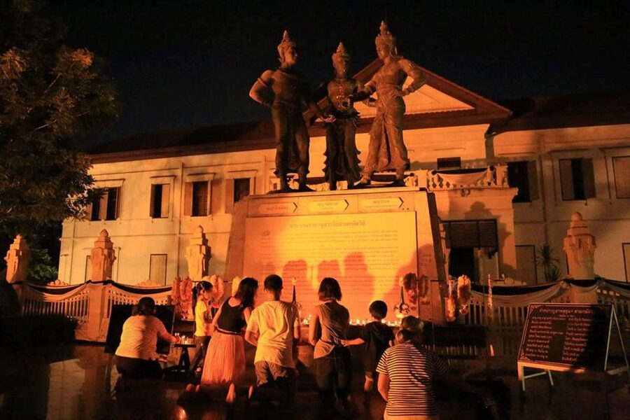 Chiang Mai: Temples and Street Food Night Tour by Tuk Tuk - Three Kings Monument and Chiang Mai’s founding story