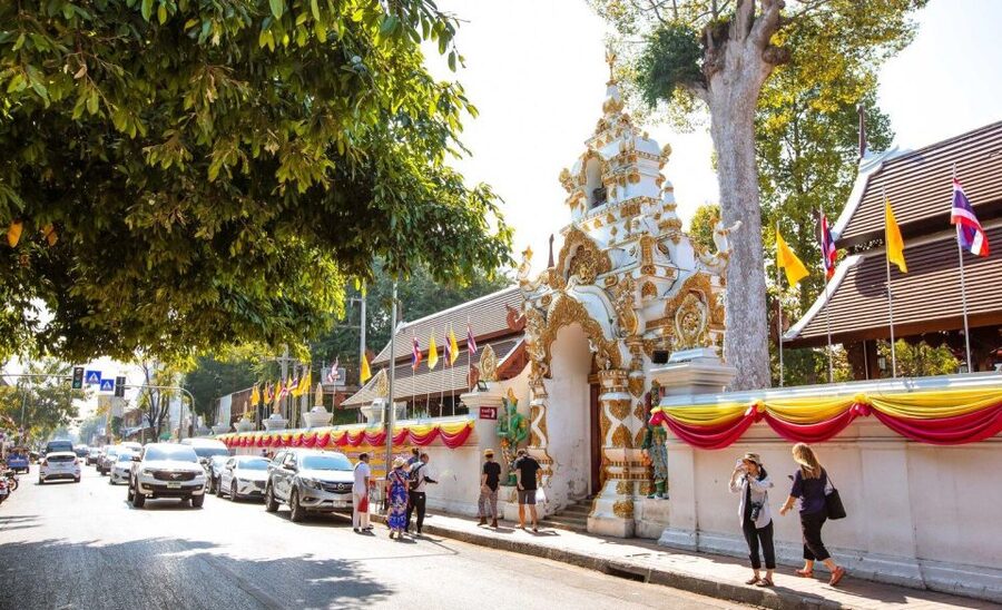 Chiang Mai: Temples and Street Food Night Tour by Tuk Tuk - Mueang Mai or Warorot Market after dark