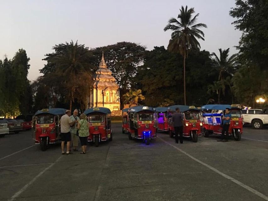 Chiang Mai: Temples and Street Food Night Tour by Tuk Tuk - What the tuk tuk ride adds