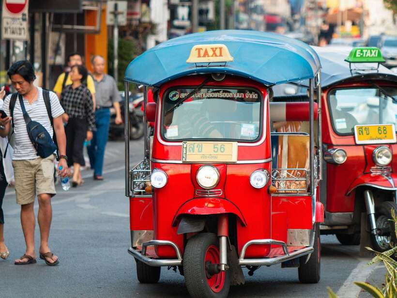 Chiang Mai: Tuk-Tuk Evening Tour with Temples & Street Foods - Why this evening tour works well