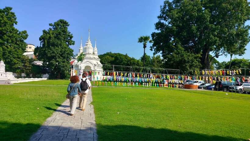 Chiang Mai: Tuk-Tuk Evening Tour with Temples & Street Foods - What the $64 price includes