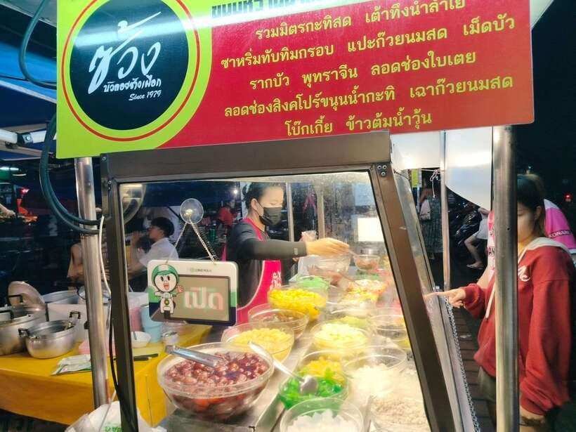 Chiang Mai: Tuk-Tuk Evening Tour with Temples & Street Foods - Small details that make the evening easier