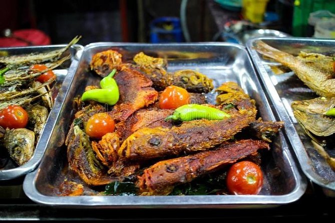COLOMBO PRIVATE CITY TOUR WITH street food( All inclusive ) - Gangaramaya, Victoria Park, and the city center