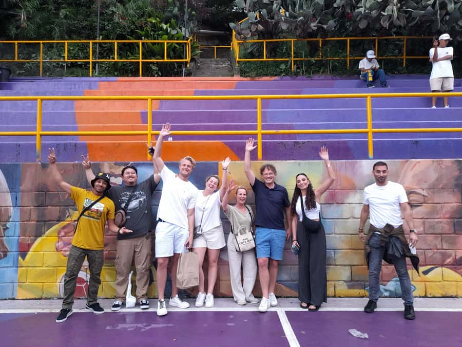 Comuna 13: Graffiti tour & Street Food/drink with telesferic - Key points to know before booking
