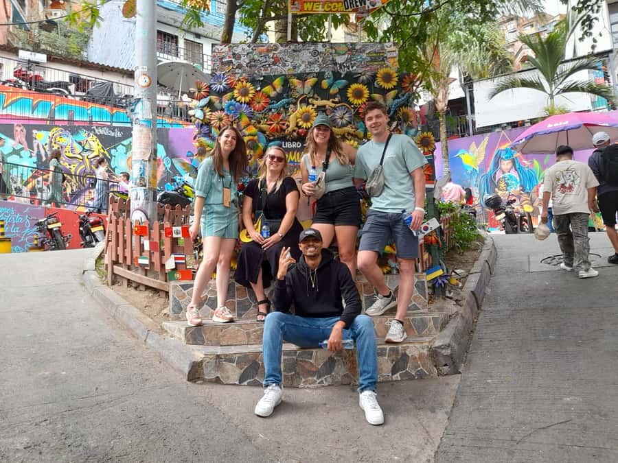 Comuna 13: Graffiti tour & Street Food/drink with telesferic - Riding Medellín’s metro and cable car