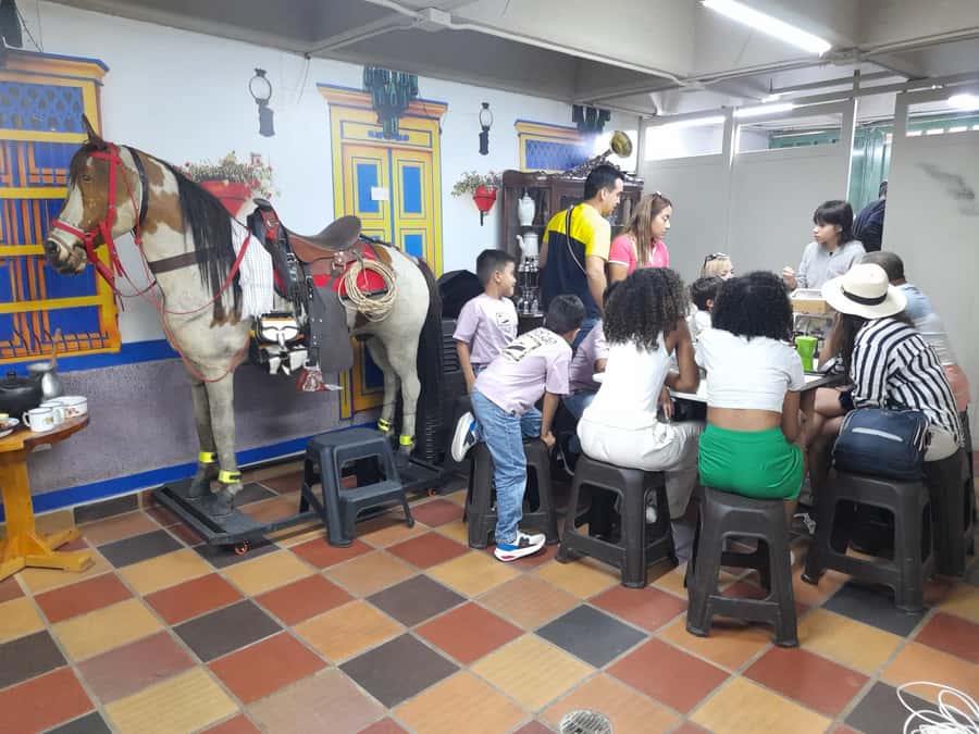 Comuna 13: Graffiti tour & Street Food/drink with telesferic - First taste: street food and traditional ice cream
