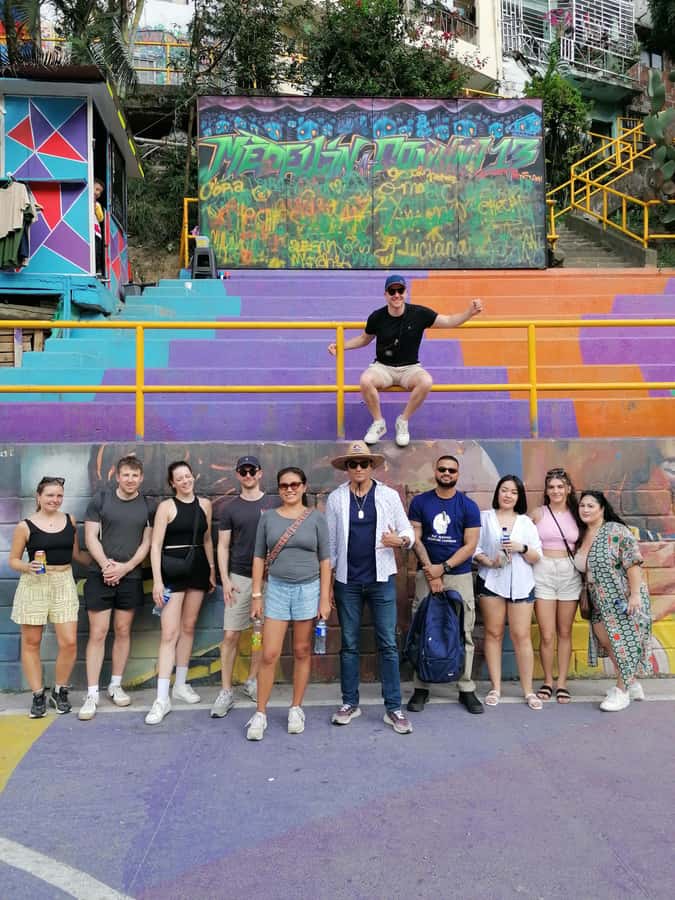 Comuna 13: Graffiti tour & Street Food/drink with telesferic - A street dance show with a local message