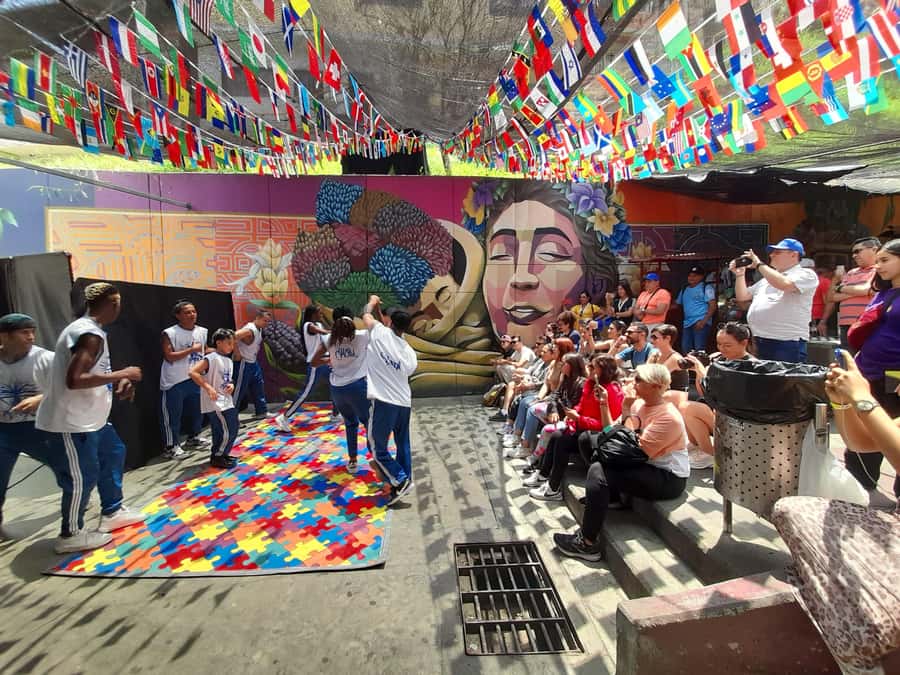 Comuna 13: Graffiti tour & Street Food/drink with telesferic - Finishing at the lookout bar