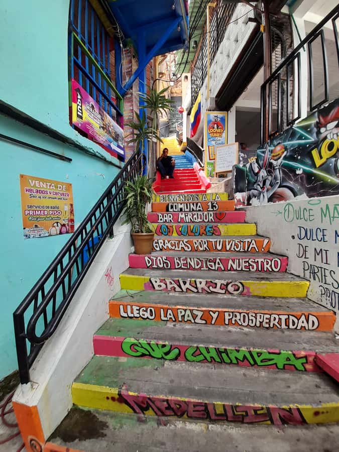 Comuna 13: Graffiti tour & Street Food/drink with telesferic - Who should book this experience?