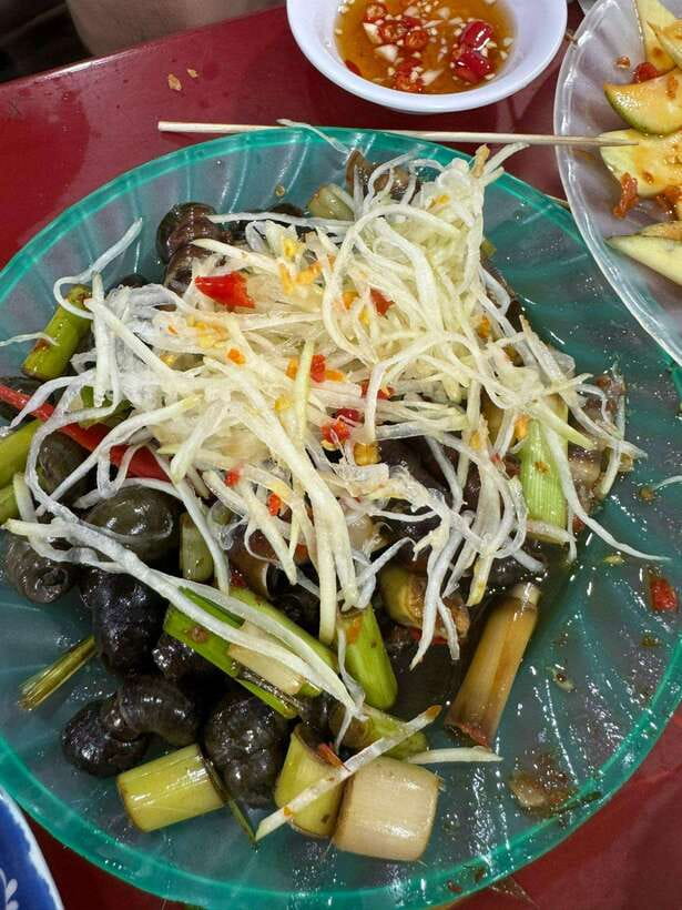 Da Nang City Street Food Private Tour With Local Students - The guides are part of the meal
