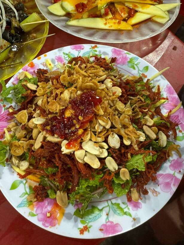Da Nang City Street Food Private Tour With Local Students - What the route can include, from market stalls to seafood
