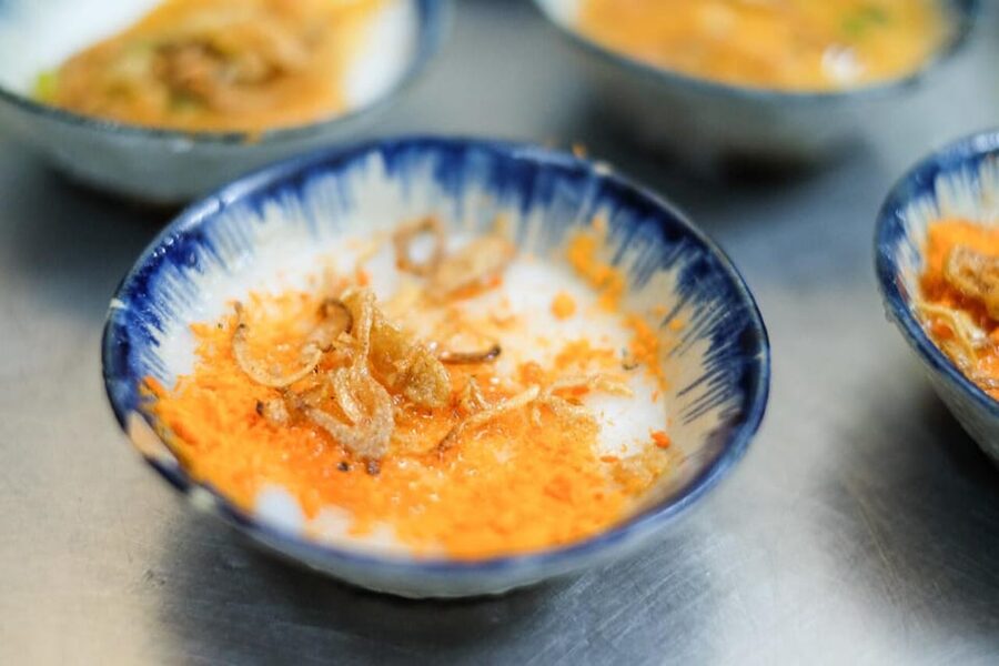 Da Nang: Hidden Street Food By Walking Tour with Local Lady - A Pagoda Stop for Buddhist Context